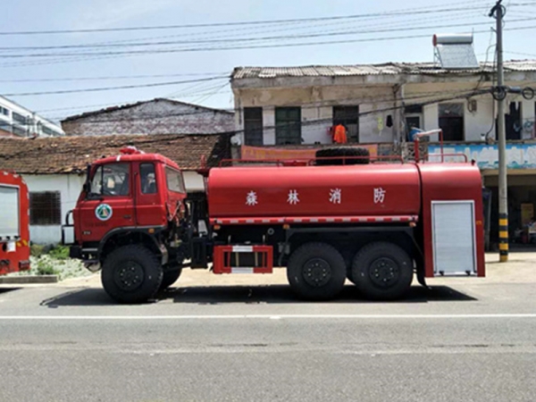 东风六驱12吨森林消防车